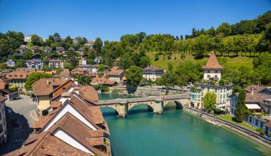 Turkuaz mavi nehri olan eski güzel Bern kasabası Aare - seyahat fotoğrafçılığı