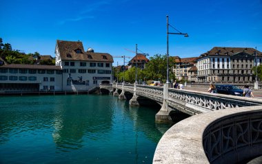 Zürih şehir merkezi güneşli bir günde - ZURICH, SWitzERLAND Avrupa - 17 Temmuz 2022