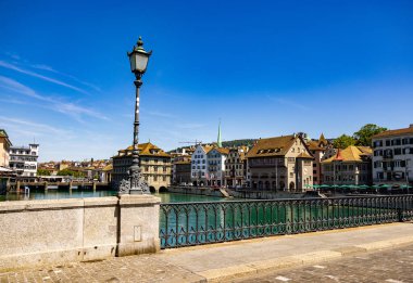 Zürih şehir merkezindeki güzel Münih Köprüsü - seyahat fotoğrafçılığı