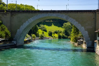 İsviçre 'nin başkenti Bern' de bulunan Aare Nehri fotoğrafçılıkla seyahat ediyor.