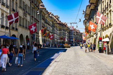 Eski Bern kenti üzerinden ana cadde - BERN, SWitzERLAND EUROPE - 14 Temmuz 2022