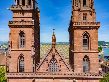 Basel Minster - Basel İsviçre 'nin ünlü katedrali.