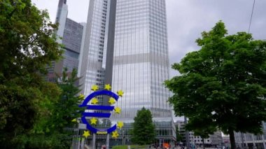 Frankfurt 'taki Willy Brandt Meydanı' nda Eurotower - FRANKFURT MAIN, GERMANY - 12 Temmuz 2022