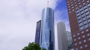 Frankfurt şehrinin finans bölgesindeki ana kule - FRANKFURT MAIN, GERMANY - 12 Temmuz 2022