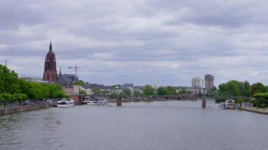 Frankfurt 'taki River Main - FRANKFURT MAIN, Almanya - 12 Temmuz 2022