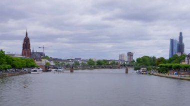 Frankfurt 'taki River Main - FRANKFURT MAIN, Almanya - 12 Temmuz 2022