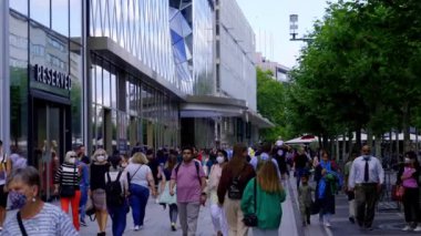 Frankfurt 'ta popüler yaya bölgesi ve alışveriş mili Zeil Caddesi - FRANKFURT MAIN, ALMANY - 12 Temmuz 2022