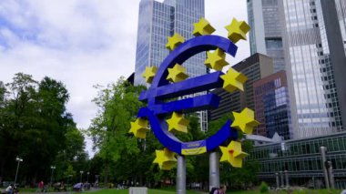 Frankfurt 'taki Euro Tower' daki dev Euro sembolü - FRANKFURT MAIN, GERMANY - 12 Temmuz 2022