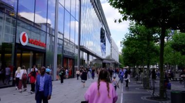 Frankfurt 'ta popüler yaya bölgesi ve alışveriş mili Zeil Caddesi - FRANKFURT MAIN, ALMANY - 12 Temmuz 2022