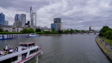 Frankfurt 'taki River Main - FRANKFURT MAIN, Almanya - 12 Temmuz 2022
