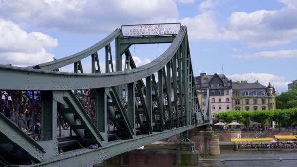 Famous Iron Bridge Pedestrians Called Eiserner Steg City Frankfurt Frankfurt — Αρχείο Βίντεο