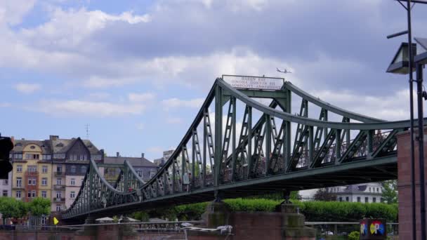 Famous Iron Bridge Pedestrians Called Eiserner Steg City Frankfurt Frankfurt — стоковое видео