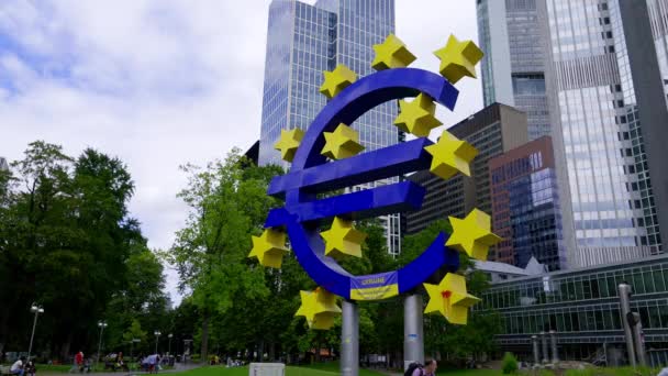 Groot Euro Symbool Bij Eurotoren Frankfurt Frankfurt Main Duitsland Juli — Stockvideo