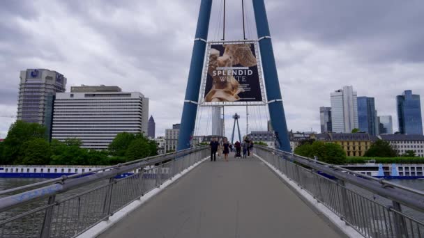 Pedestrian Bridge River Main Frankfurt Frankfurt Main Germany July 2022 — Stockvideo