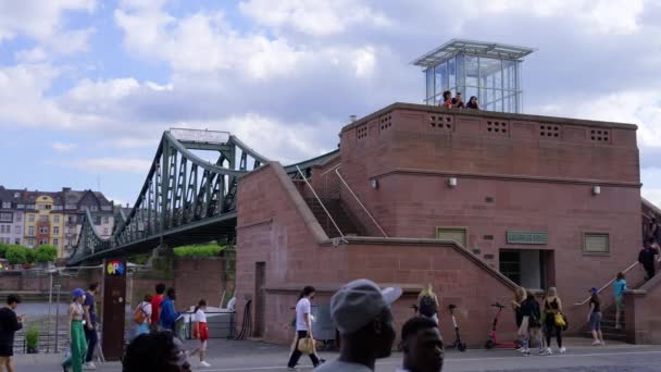 Frankfurt Şehrinde Eiserner Steg Adlı Yayalar Için Ünlü Demir Köprü — Stok video