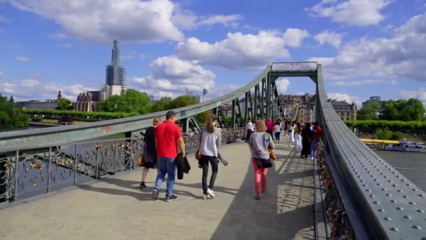 Frankfurt Şehrinde Eiserner Steg Adlı Yayalar Için Ünlü Demir Köprü — Stok video