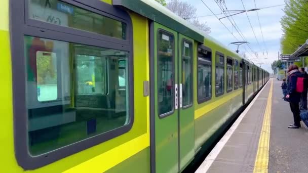 Dart Δημόσιες Συγκοινωνίες Δουβλίνου Πολη Του Dublin Ιρλανδια Απριλιου 2022 — Αρχείο Βίντεο