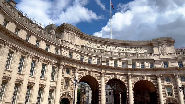 Admirality Arch London Fanouškovskou Památkou Westminsteru Cestovní Fotografie — Stock fotografie