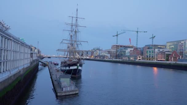 Old Sailing Boat River Liffey Dublin Ireland Travel Photography — 图库视频影像