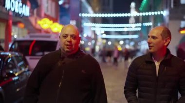 Geceleri Dublin 'deki Tapınak Bar bölgesinde yürüyorum.