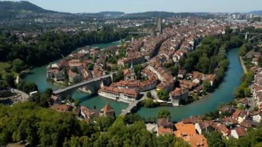 İsviçre 'de Aare Nehri ile Bern şehri - hava manzaralı - seyahat fotoğrafçılığı