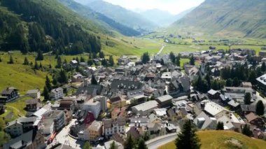 İsviçre 'nin Andermatt köyü üzerinde uçuş - hava görüntüsü - seyahat fotoğrafçılığı