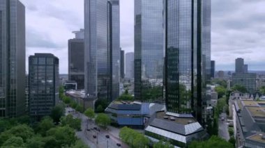 Frankfurt 'un finans bölgesindeki gökdelenleri - FRANKFURT, Almanya - 10 Temmuz 2022
