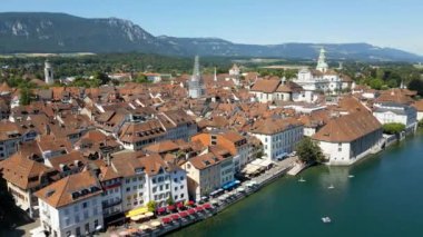 Solothurn İsviçre 'nin şehir merkezindeki nehir kenarı - yukarıdan bakıldığında - seyahat fotoğrafçılığı