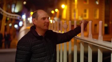Dublin 'deki Ha Penny Köprüsü' nde duran genç adam İrlanda seyahat fotoğrafçılığı