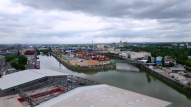 Frankfurt Limanı, River Main - FRANKFURT, Almanya - 10 Temmuz 2022