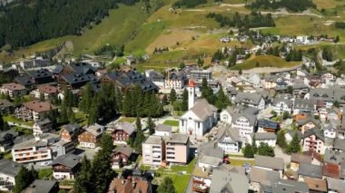 İsviçre 'nin Andermatt köyü üzerinde uçuş - hava görüntüsü - seyahat fotoğrafçılığı