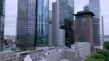 Frankfurt 'un finans bölgesindeki gökdelenleri - FRANKFURT, Almanya - 10 Temmuz 2022