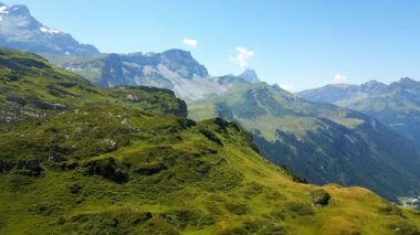 İsviçre 'deki Klausen Pass Dağı Yolu - yukarıdan görünen - seyahat fotoğrafçılığı