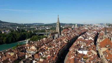 İsviçre 'nin Bern şehrinin tarihi bölgesi - başkentin havadan görüşü - seyahat fotoğrafçılığı