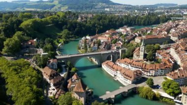 İsviçre 'de Aare Nehri ile Bern şehri - hava manzaralı - seyahat fotoğrafçılığı