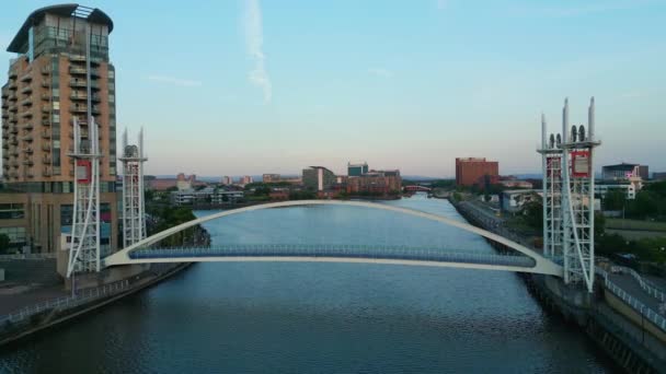 Millennium Bridge Media City Manchester Manchester United Kingdom August 2022 — стоковое видео