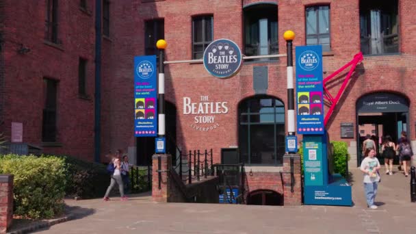 Beatles Story Museum Albert Dock Liverpool Liverpool United Kingdom August — стоковое видео