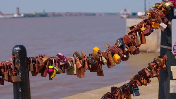 Rusted Locks Attached Gate Sign Love Travel Photography — Vídeo de Stock