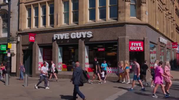 Five Guys Restaurant Manchester Manchester United Kingdom August 2022 — Stockvideo