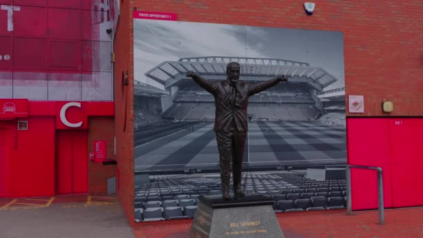 Bill Shankly Monument Anfield Stadium Liverpool Liverpool United Kingdom August — стоковое видео