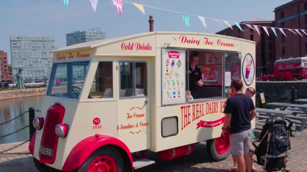 Ice Cream Vendor Liverpool Merseyside Liverpool United Kingdom August 2022 — Stockvideo