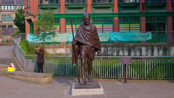 Mahatma Gandhi Statue City Manchester Manchester United Kingdom August 2022 — Video