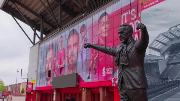 Bill Shankly Monument Anfield Stadium Liverpool Liverpool United Kingdom August — стоковое видео