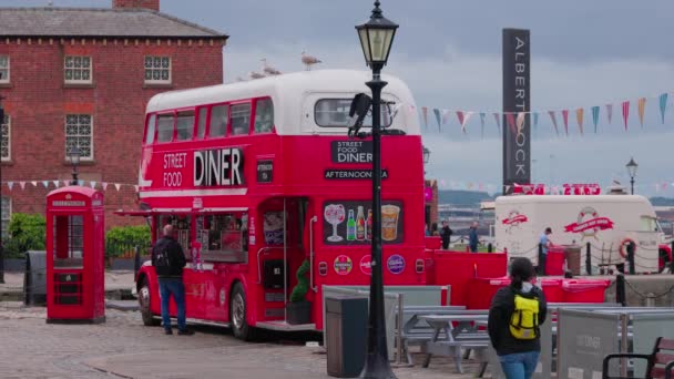 Street Food Bus Liverpool Merseyside Liverpool United Kingdom August 2022 — Stockvideo