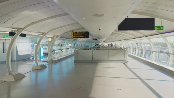맨체스터 공항의 터미널간의 Manchester United Kingdom 2022 — 비디오