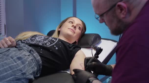 Meninas Bonitas Recebe Uma Tatuagem Seu Braço Tatuagem Piercing Estúdio — Vídeo de Stock