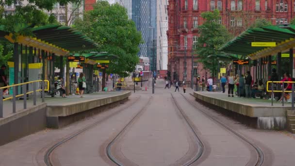 Трамвайна Станція Площі Сент Петерс Манчестері Манчестері Манчестері Манчестер Манчестер — стокове відео