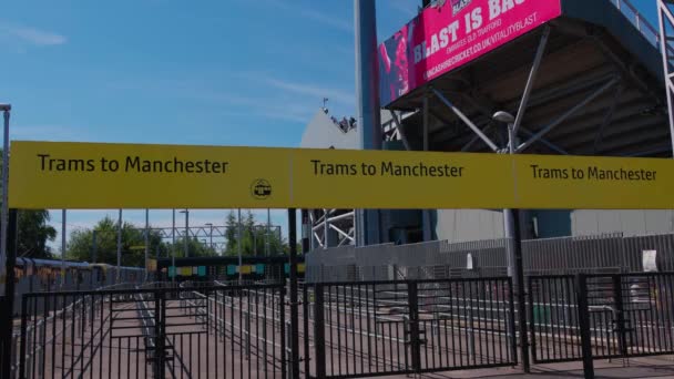 マンチェスター市内のオールド トラフォード トラム駅 マンチェスター イギリス 2022年8月15日 — ストック動画