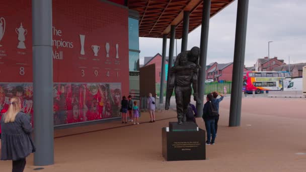 Памятник Бобу Пейсли Стадионе Энфилд Ливерпуль Ливерпуль Объединенный Кингдом Августа — стоковое видео