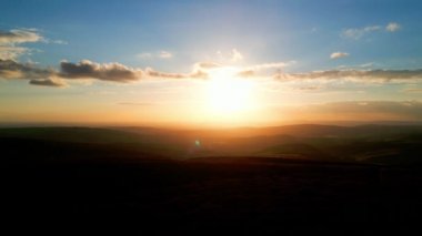 Mavi gökyüzünde güzel bir günbatımı - Peak District Ulusal Parkı - İHA fotoğrafçılığı